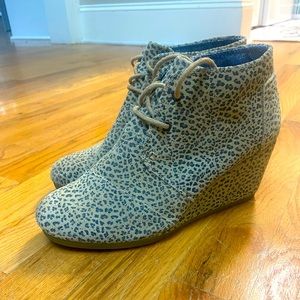 TOM'S Woman's Kala Wedge Heel Leopord Print Lace up Bootie. Size 7
